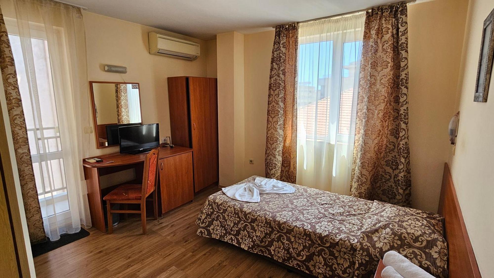 Caprice Family Hotel Varna Exterior photo