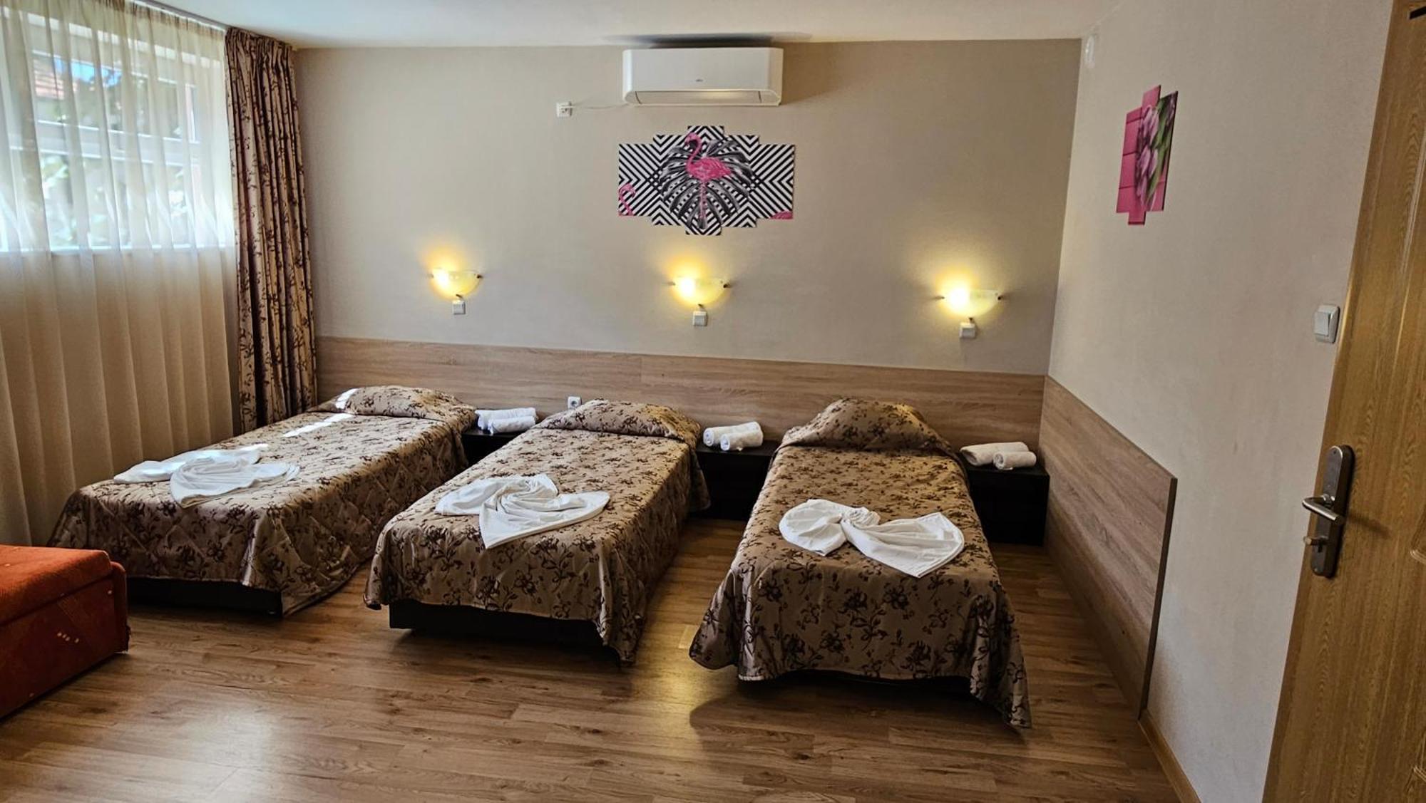 Caprice Family Hotel Varna Exterior photo