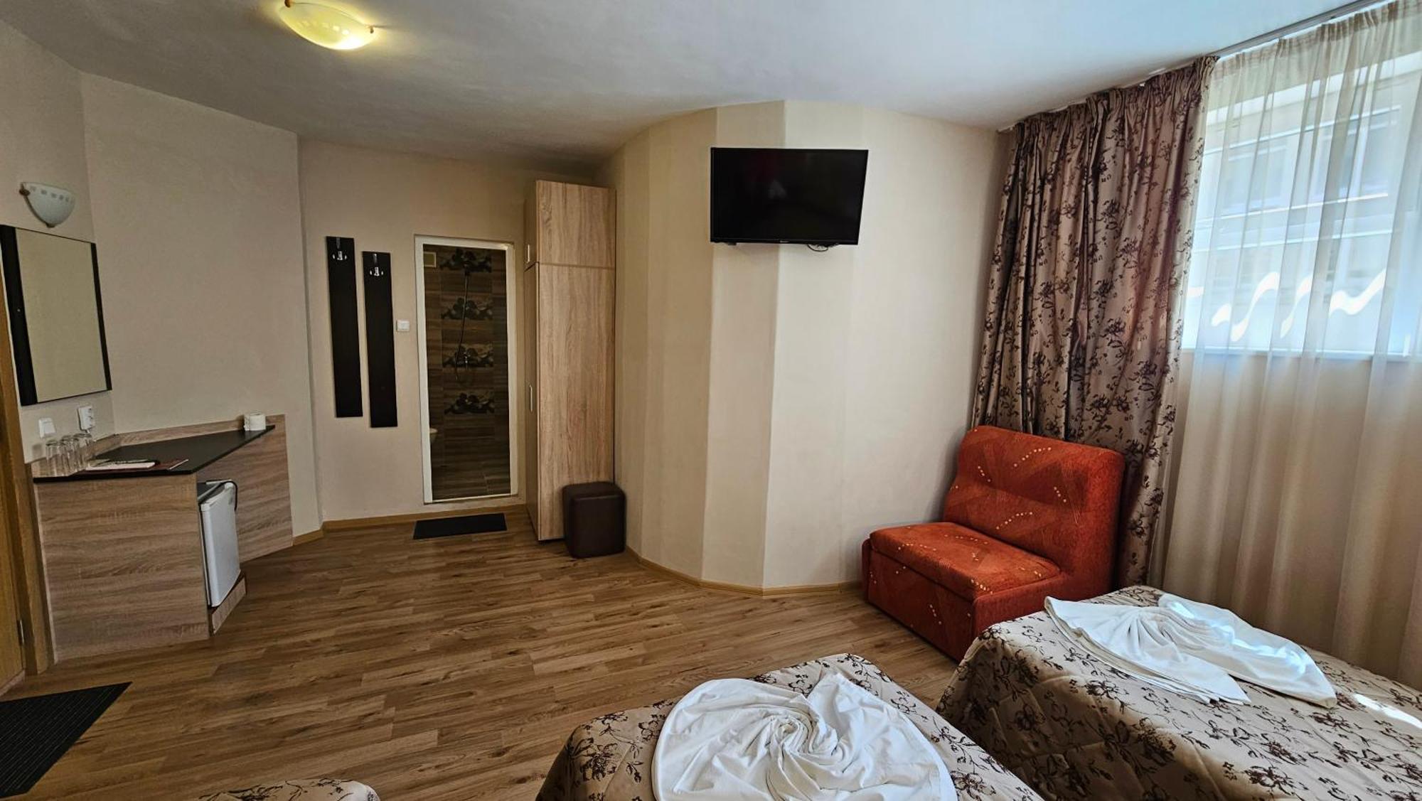 Caprice Family Hotel Varna Exterior photo